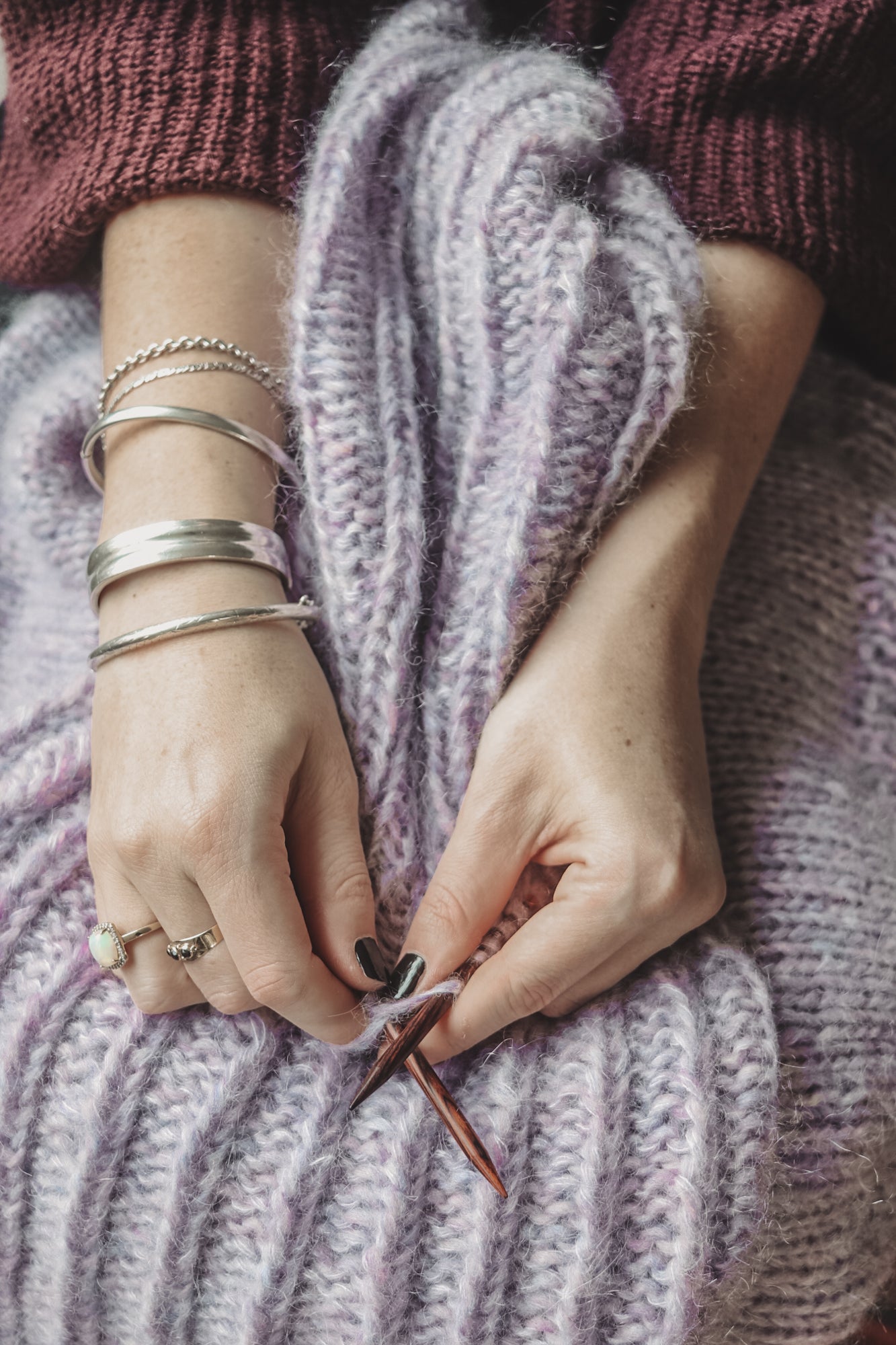Breipatroon FANCY SLEEVES V SWEATER - gebreide trui met speciale mouwen